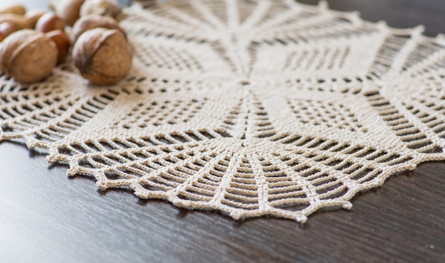 Ręcznie haftowana serwetka na stole